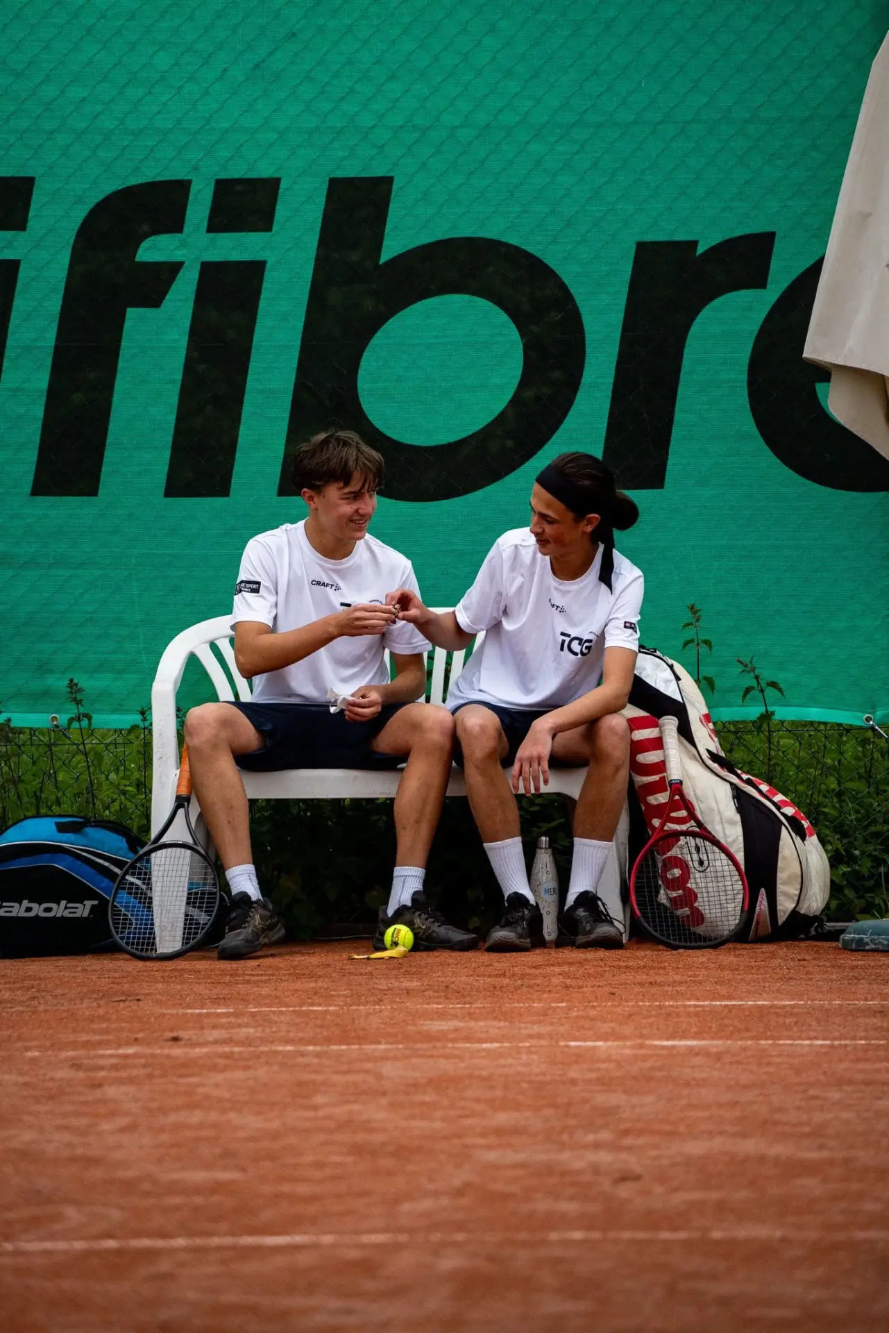 Deux joueurs du TC Godinne sur le banc, ambiance fair-play