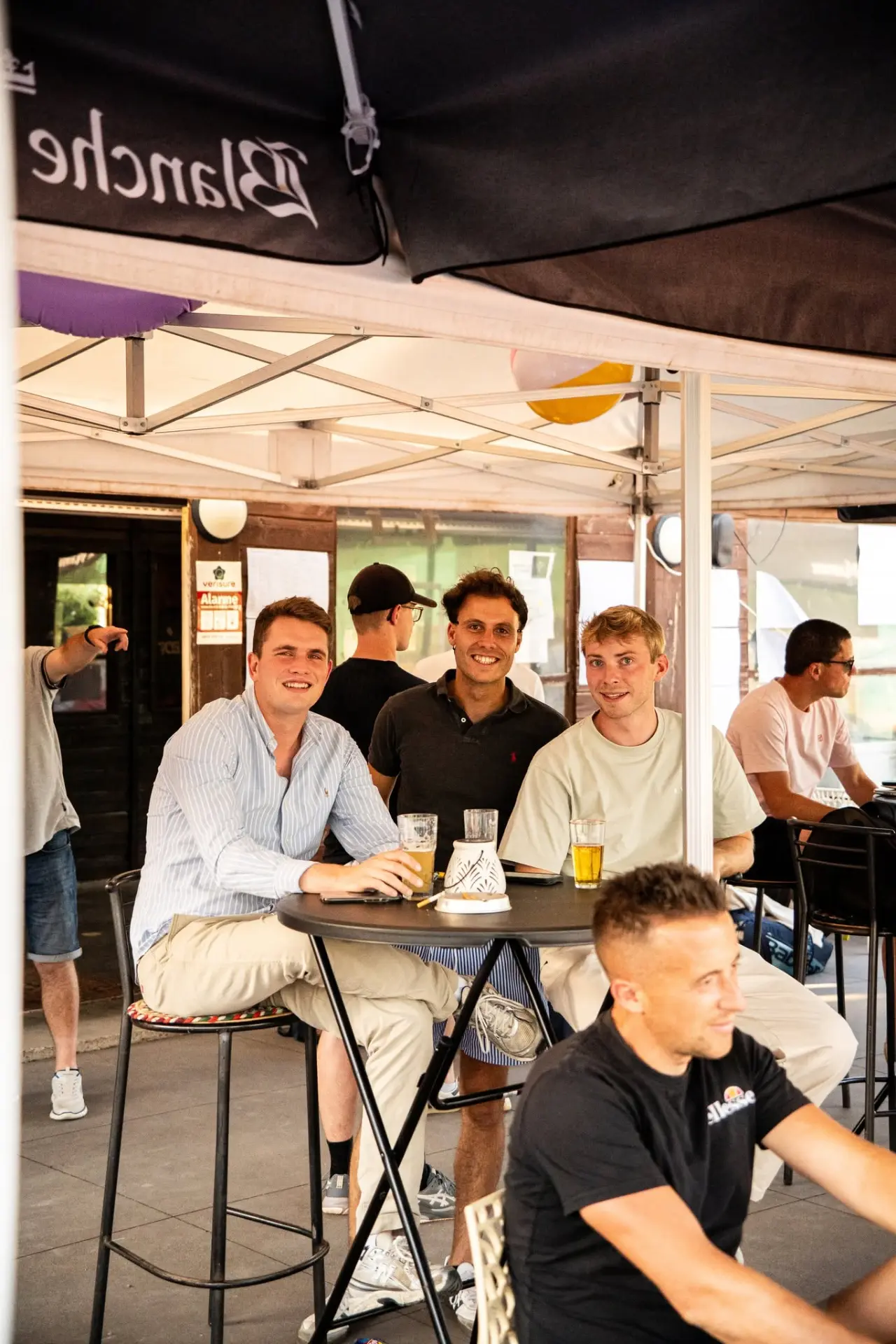 Membres du TC Godinne en terrasse au club-house