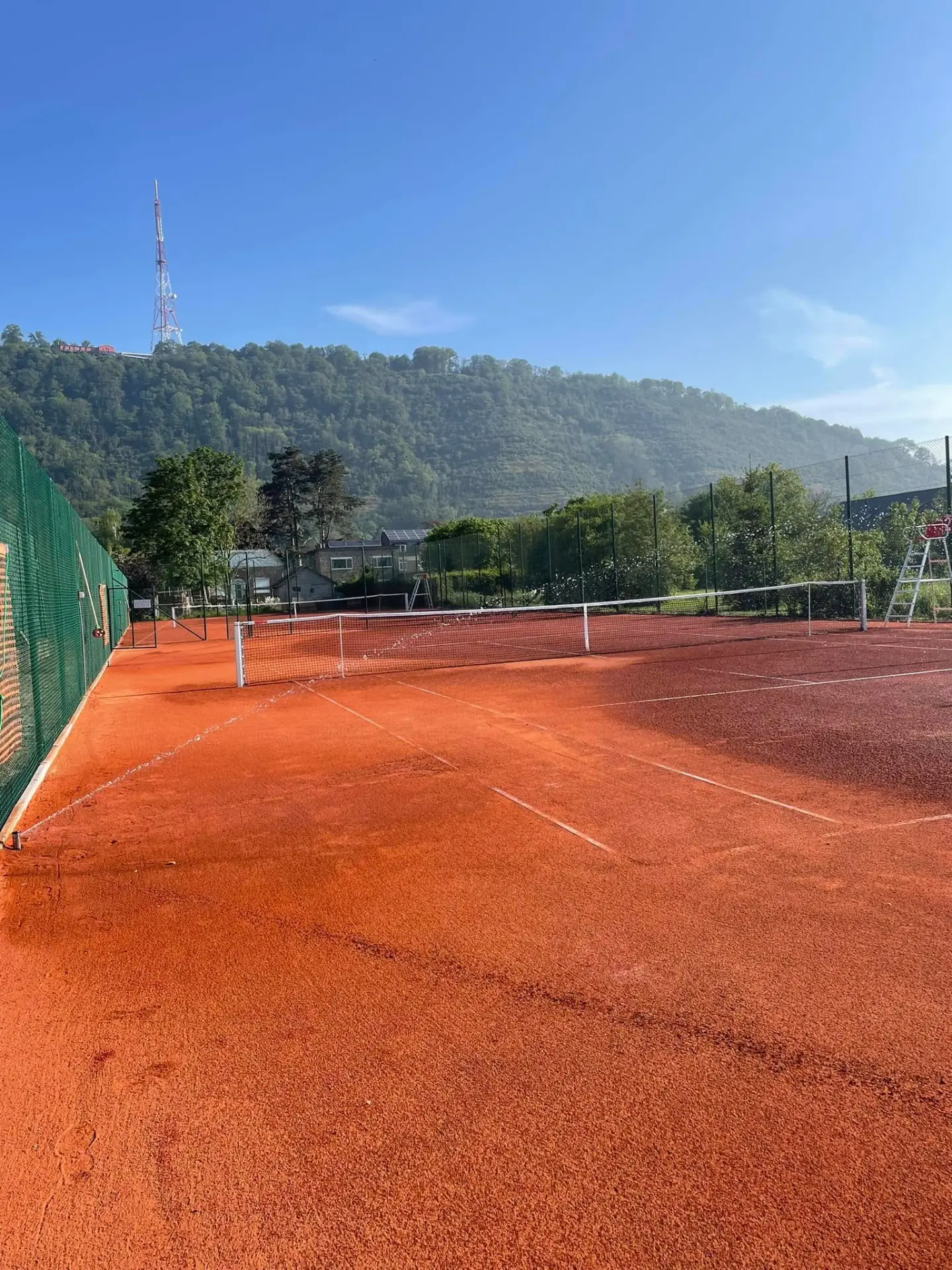 Terrains de tennis du TC Godinne surplombant la Vallée de la Meuse