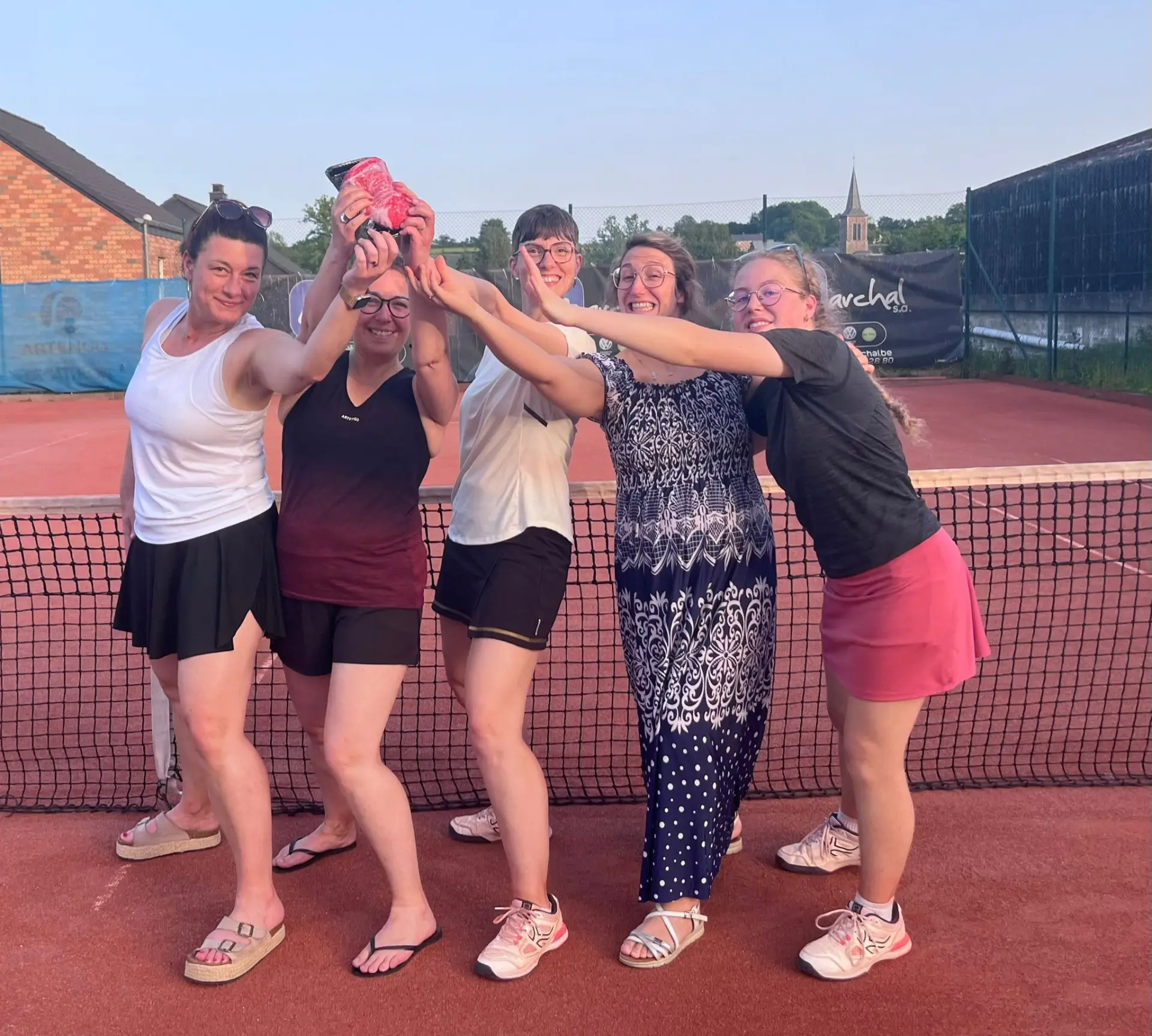Équipe féminine du TC Godinne célébrant une victoire sur le court
